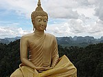 Buddha auf Berggipfel