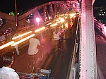 Zweiradfahrer auf der Bruecke in Hue